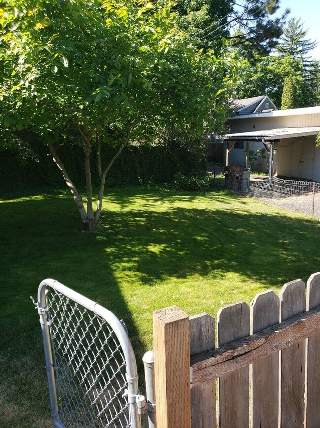 Building Photo - 1065 NE Duncan Ln