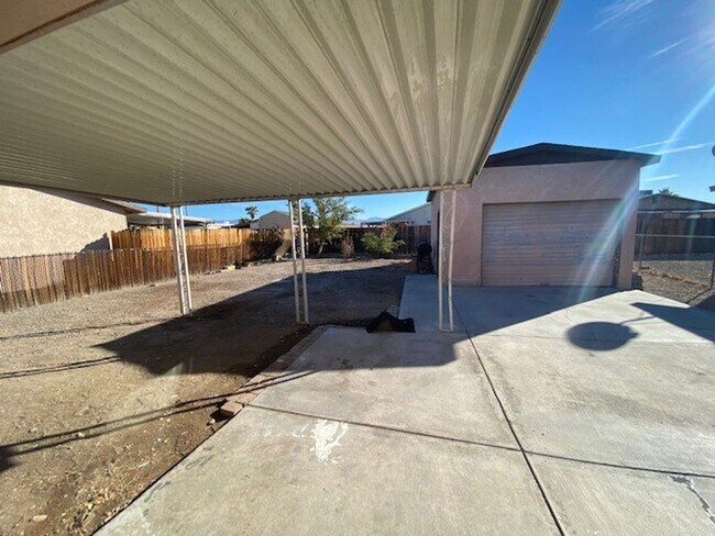 Foto del edificio - 2BR 2BA HOME w/Fenced Yard, Xtra Parking, Garage