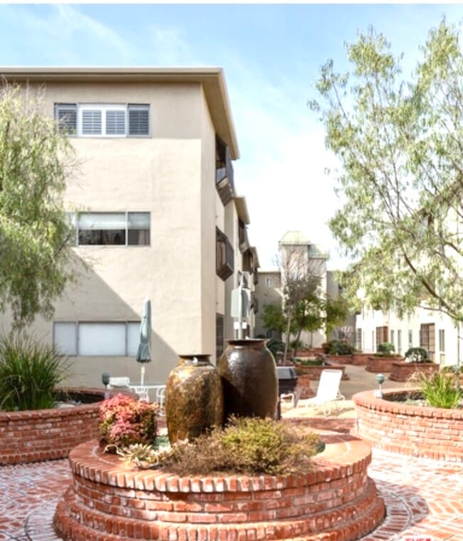 courtyard with barbecue grills - 330 S Mentor Ave
