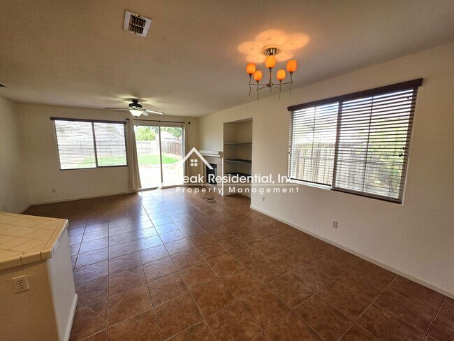 Foto del edificio - Spacious 4bd/2ba Plumas Lake Home with 2 Car Garage!