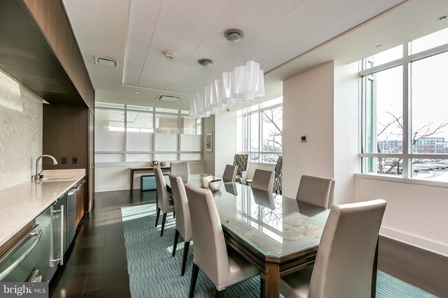 Foto del edificio - 100 Harborview Dr
