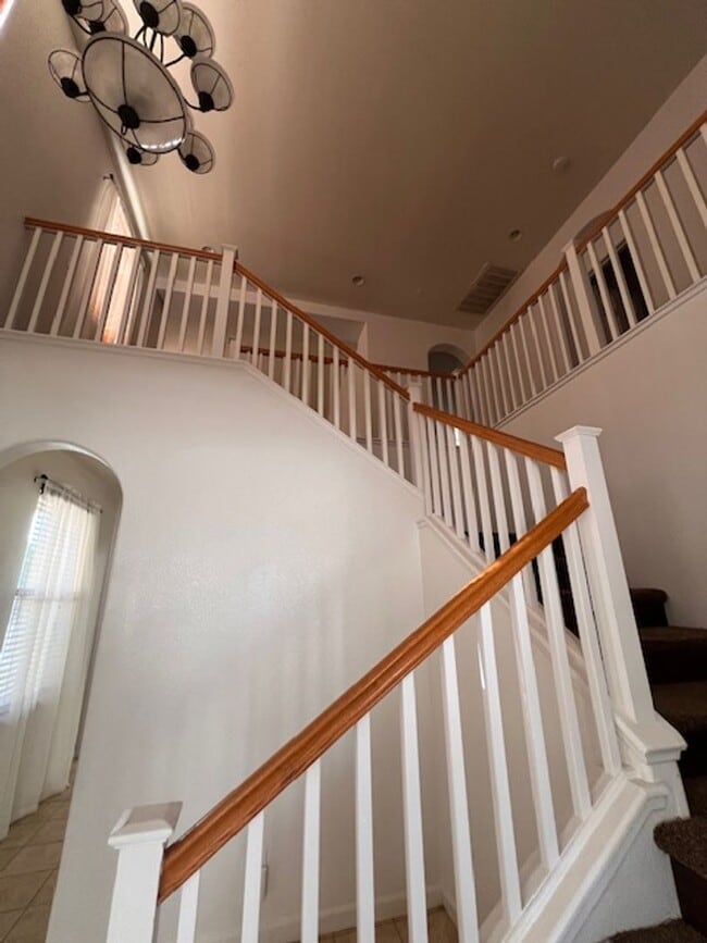 Building Photo - Available now! 5 Bedrooms and 4 full Bathr...