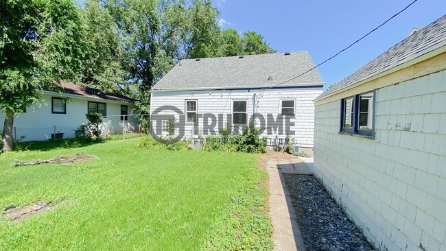 Building Photo - Spacious 5-Bedroom Home – Pet-Friendly and...