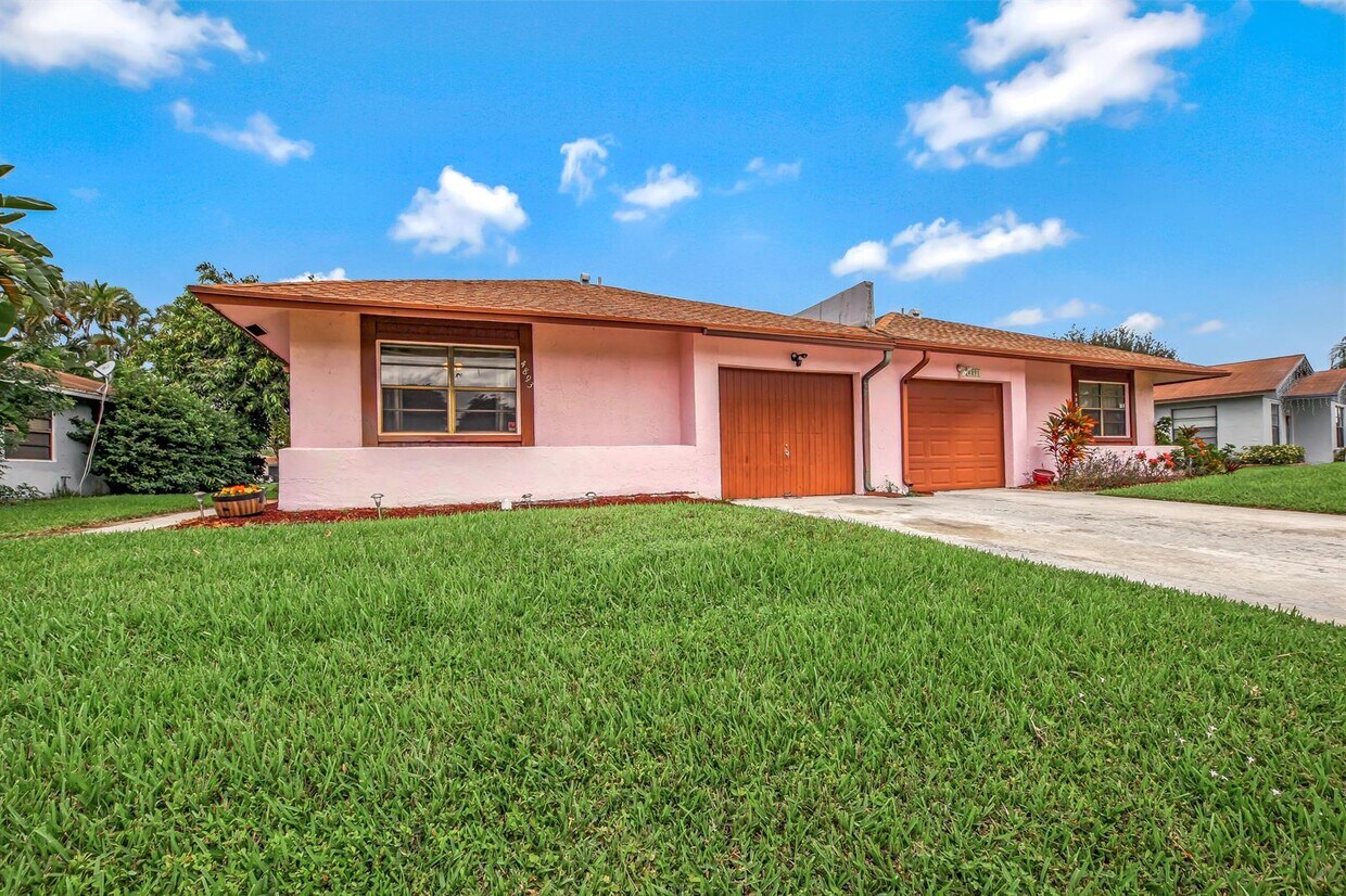 Primary Photo - 4893 Palm Hill Dr