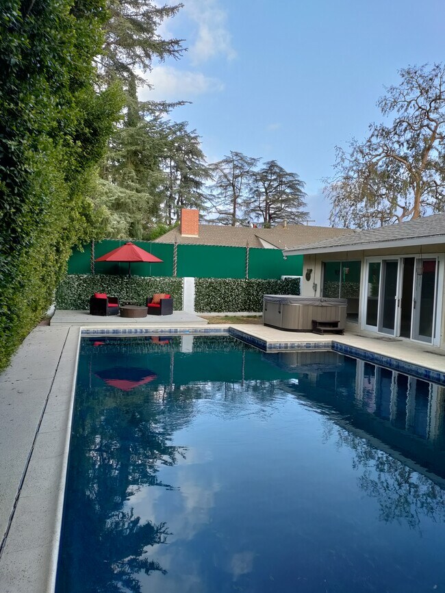 Piscina climatizada - 15707 Varden St