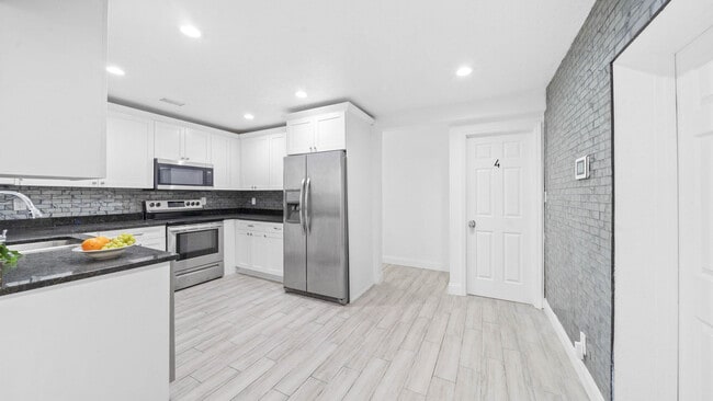 Building Photo - 10906 N Oakleaf Ave