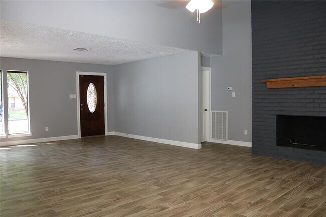 Foto del edificio - Beautiful 4-bedroom, 2-bath home