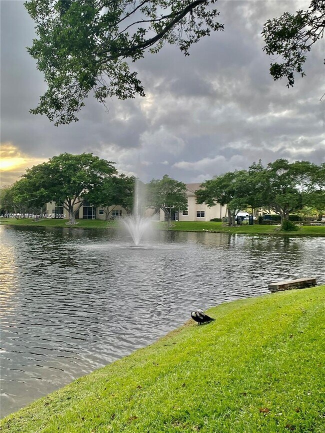 Foto del edificio - 640 Cypress Club Way