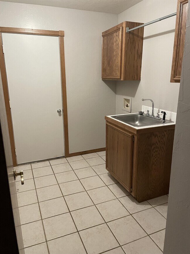 Building Photo - 224 Midway Dr