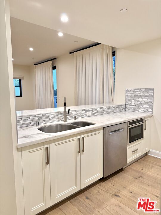 Foto del edificio - 10647 Ashton Ave