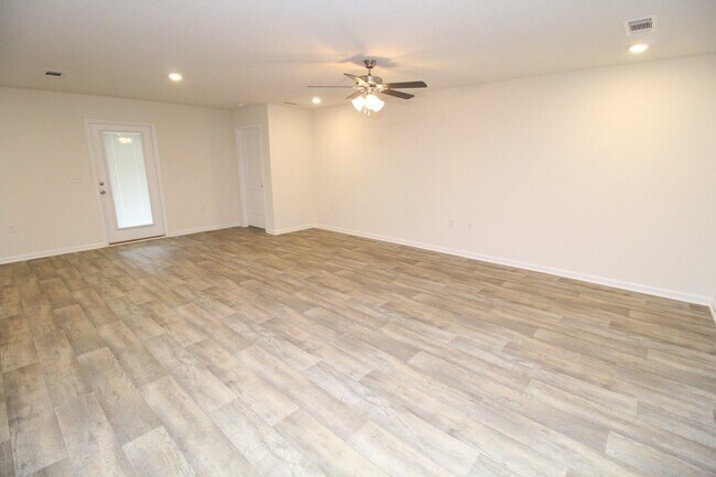 Foto del edificio - Newer construction 4 bedroom 2 bathroom ho...