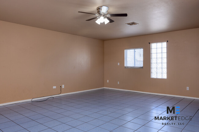 Building Photo - 3Bed/ 2Bath House at Thomas/51st! $1000 MO...