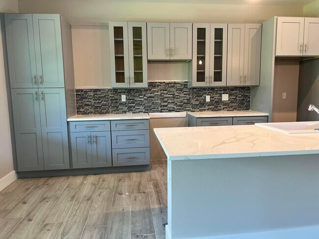 Building Photo - 3285 Lake View Blvd