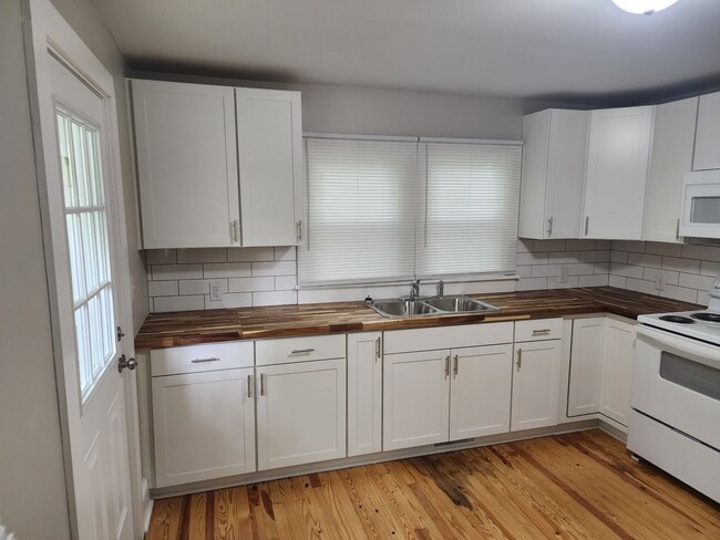 Foto del edificio - Updated 2 Bed, 1 Bath Home Near Downtown Mount Airy
