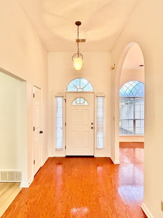 Foto del edificio - Discover this 4 bedroom 2 bath home for re...