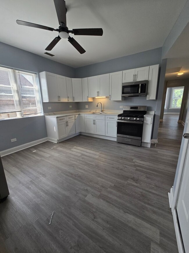 Building Photo - 1111 W 62nd St