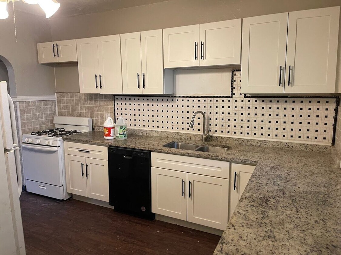 Foto principal - Cozy 1 Bedroom / 2 Bathroom Home in Braddock