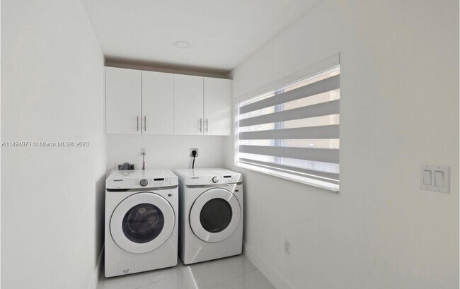 Building Photo - 2722 SW 5th St