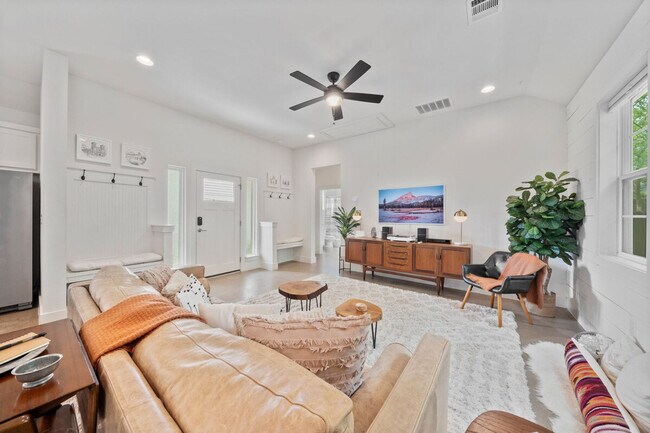 Foto del edificio - 1307 1/2 Fort Branch Boulevard-SI ID1492694P