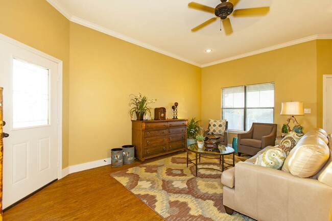 Foto del edificio - COMING SOON! 3 Bed 2 Bath Duplex in West T...