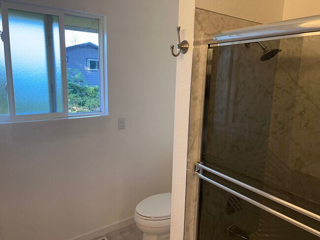 Building Photo - Beautiful Mid-Century Tri Level in quiet n...