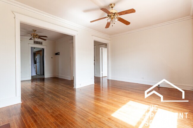 Building Photo - 910 W Belle Plaine Ave