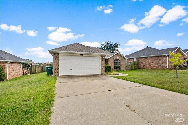 Building Photo - 1002 Applewood Cir