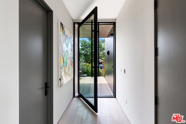 Building Photo - 434 Flores St