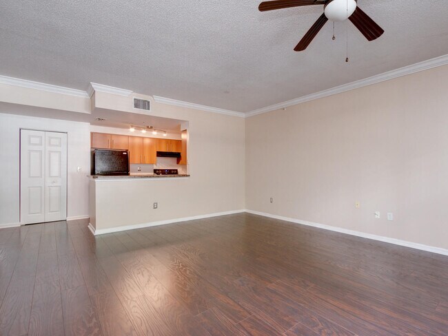 Building Photo - 5960 W Sample Rd