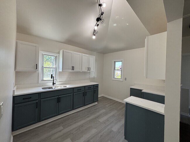 Foto del edificio - 1348 Waite St