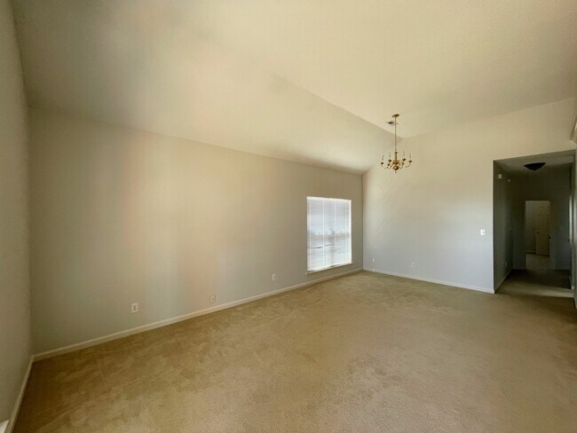 Building Photo - 140 Long Bow Dr