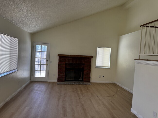 Foto del edificio - 16280 Jasmine St