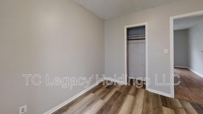 Building Photo - 102 Denham St