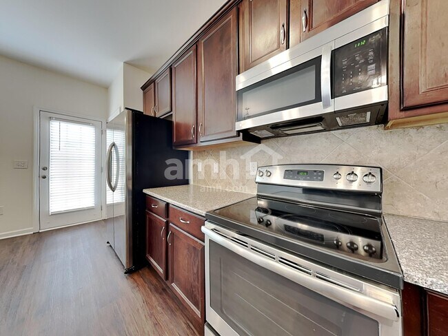 Foto del edificio - 913 Bridlemine Dr