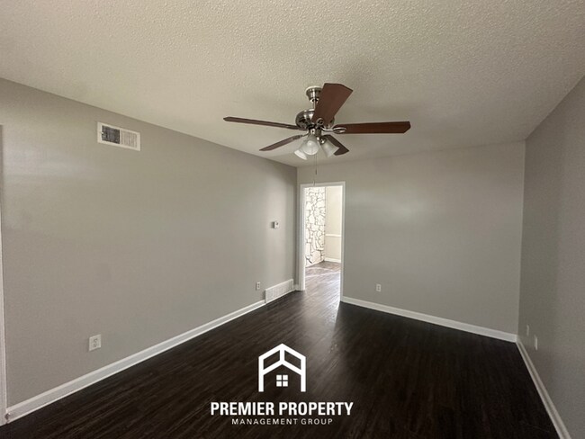 Foto del edificio - Charming 3BR/2BA Home in Bartlett Cove | Hardwood Floors, Fireplace & Fenced Yard