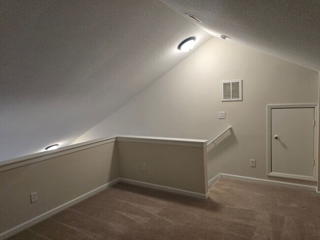 Foto del edificio - Super Cute Renovated End-Unit Loft Townhome in Arbor Creek!