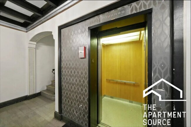 Foto del edificio - 2783 N Milwaukee Ave