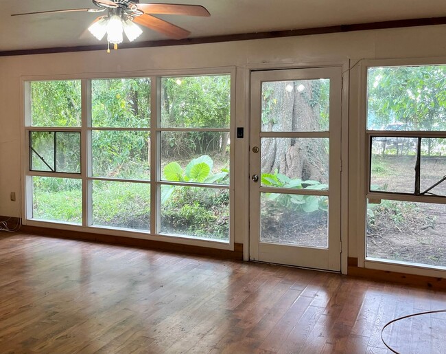 Building Photo - 2 BR/1 BATH very close to LSU!