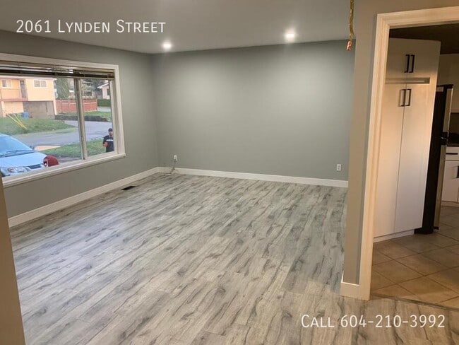 Building Photo - Bright & Open Updated Home!