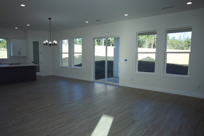 Foto del edificio - 5566 Travis Rd