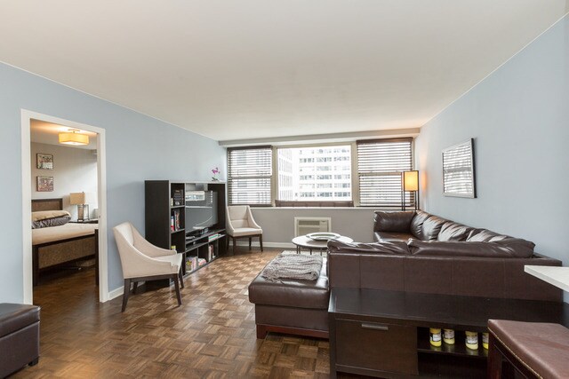 Building Photo - 253 E Delaware Pl