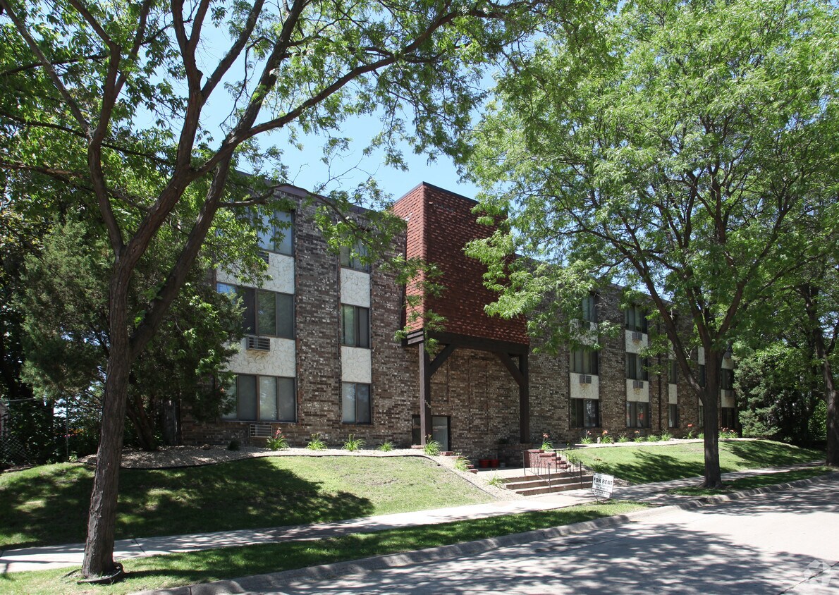 Mansard Apartments 2930 33rd Ave S Minneapolis, MN