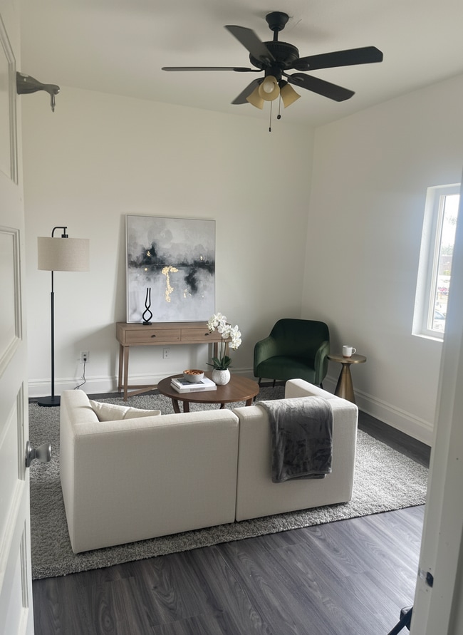 Foto del edificio - 704 S Soto St