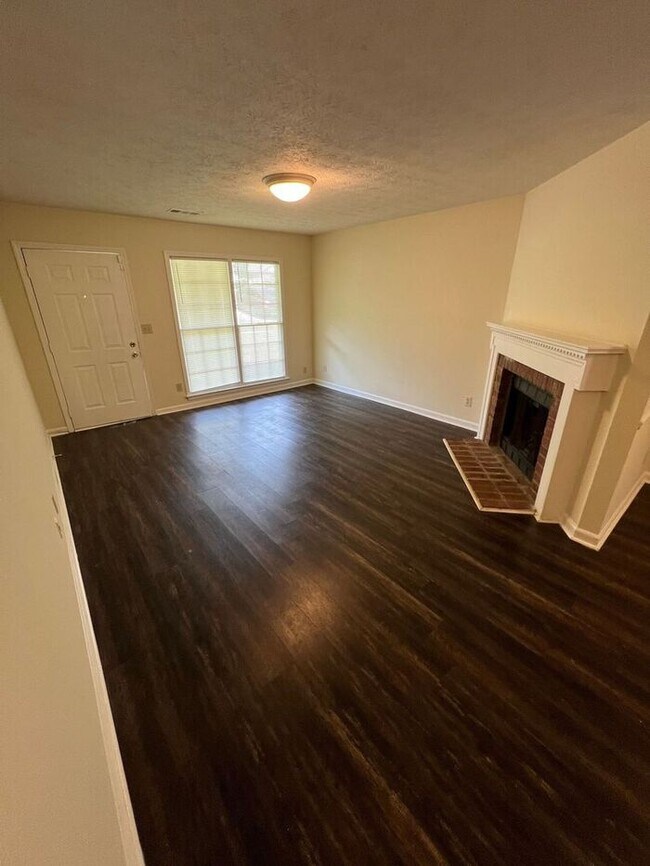 Building Photo - BEAUTIFUL 2 bedroom 2 bathroom Duplex