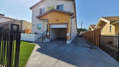 Building Photo - 812 E 76th Pl