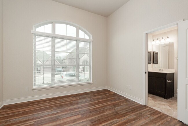 Building Photo - 4 bedroom Gem!