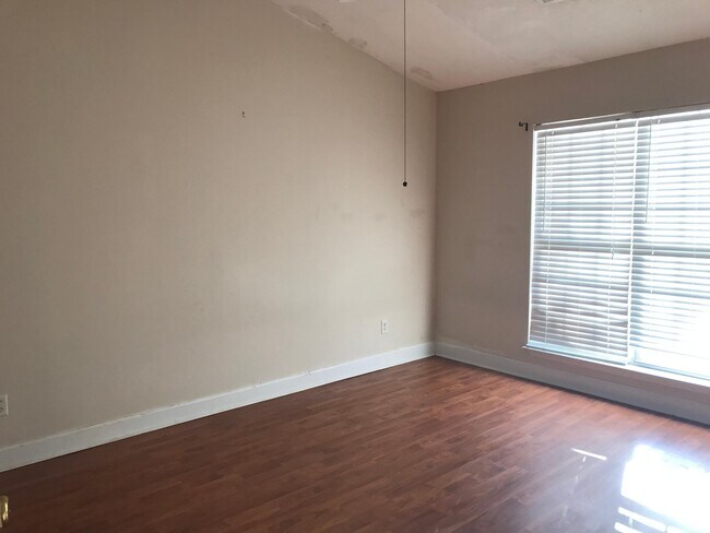 Building Photo - 327 Whitney Pl