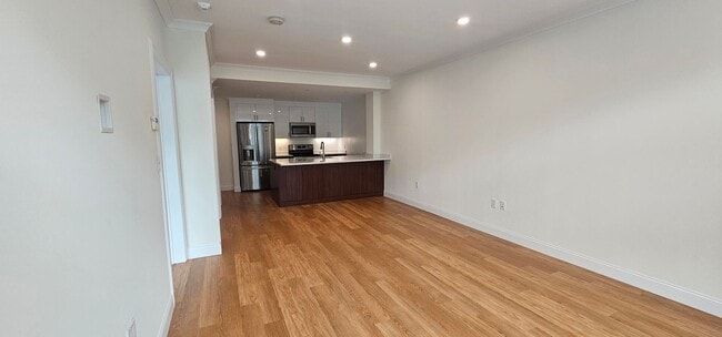 Building Photo - Luxury 1-Bed with Laundry in Unit