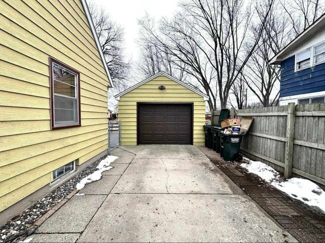 Building Photo - 908 3rd St S
