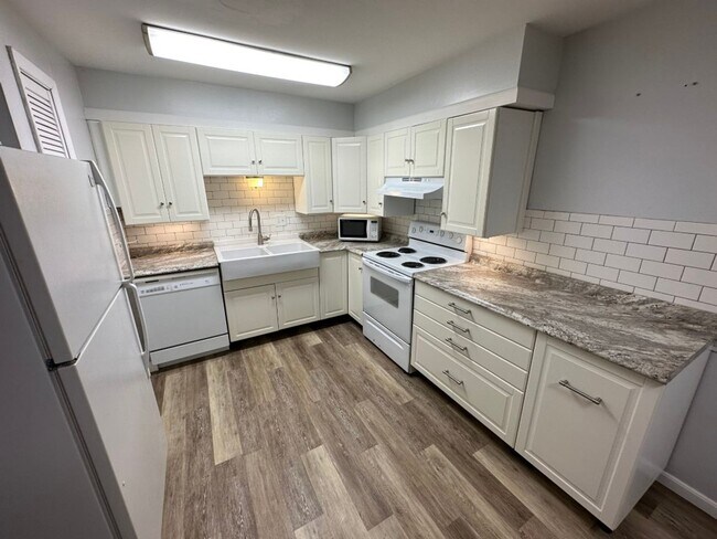 Foto del edificio - Conveniently located 2 bed 2 bath condo un...